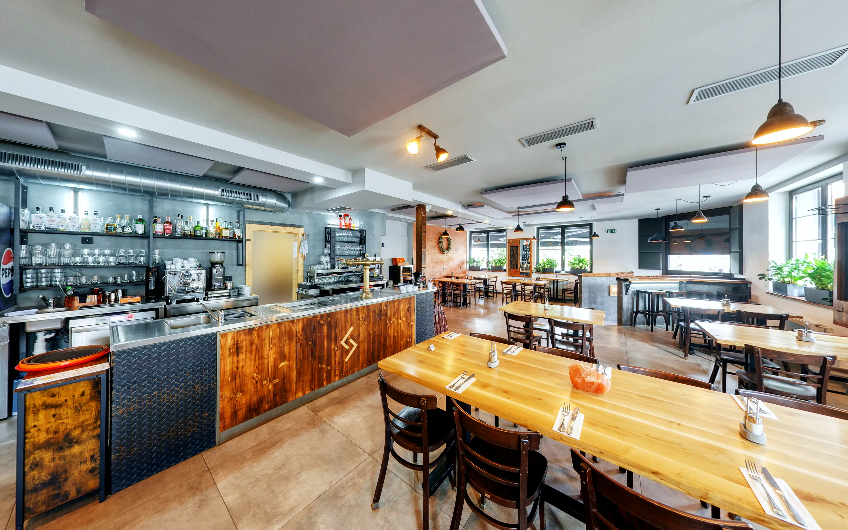 Bar a hlavní sál restaurace U Lapáčků