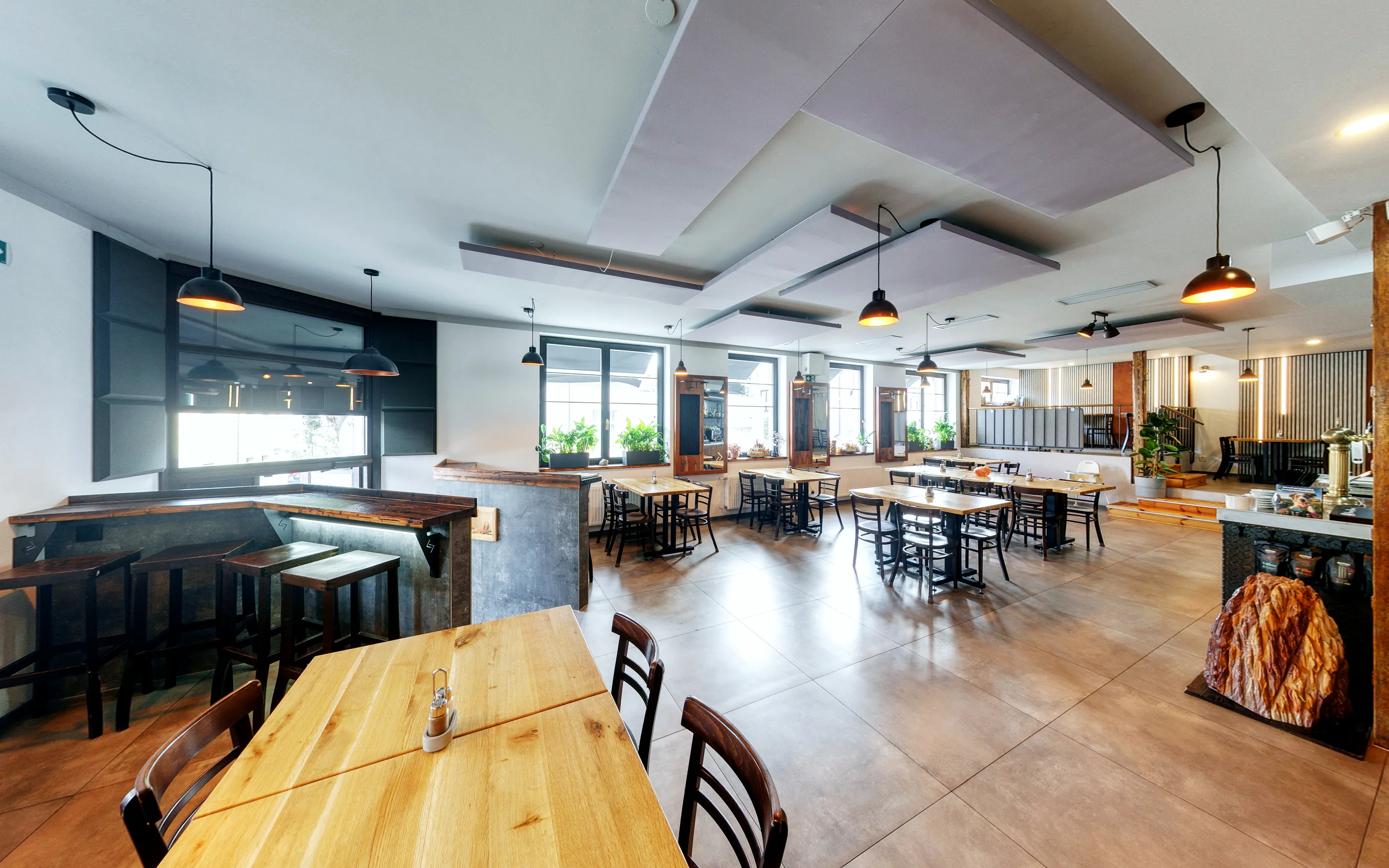 Posezení u oken v hlavním sále restaurace U Lapáčků