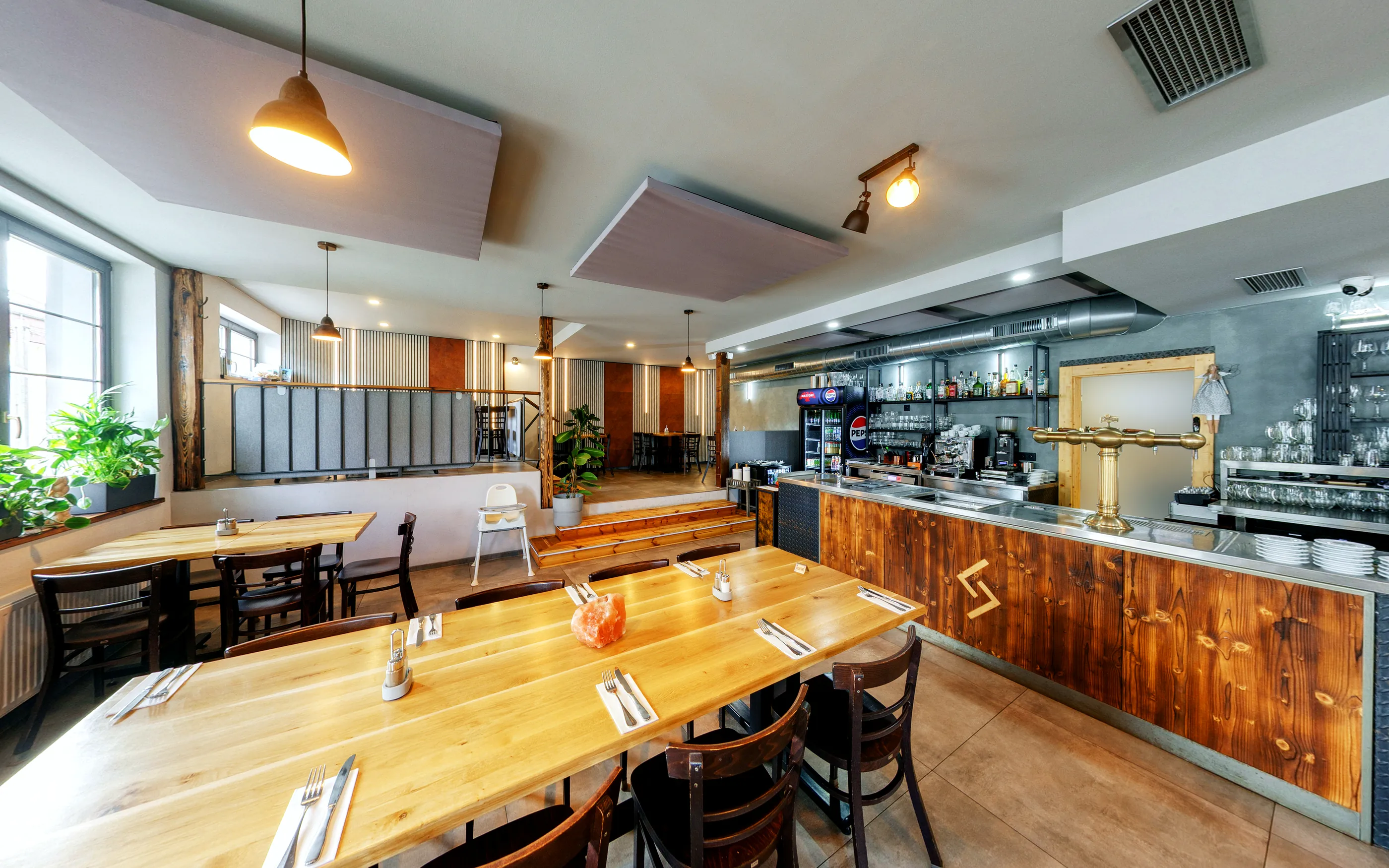 Hlavní sál restaurace U Lapáčků s výčepem
