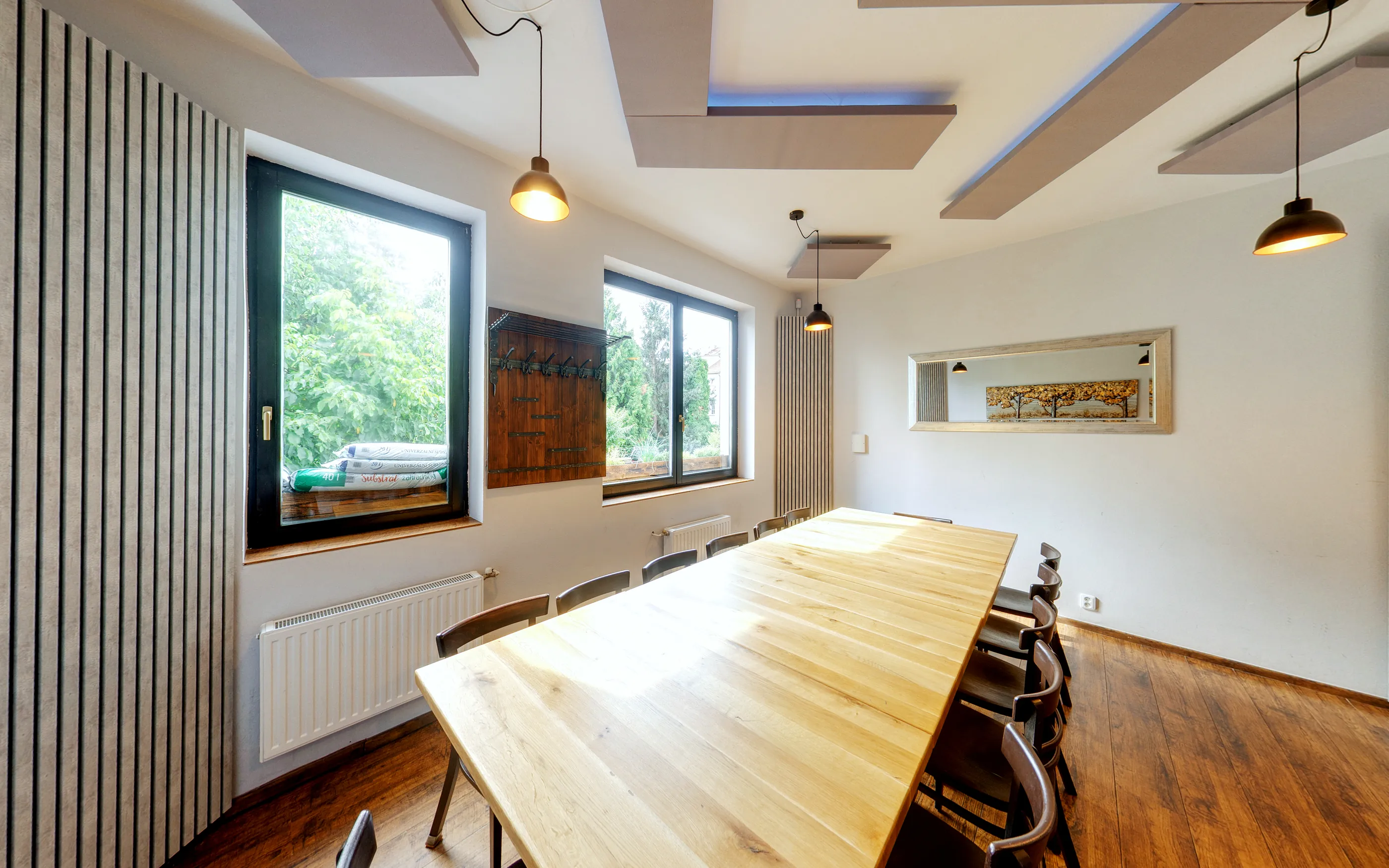 Salonek restaurace U Lapáčků s dlouhým stolem