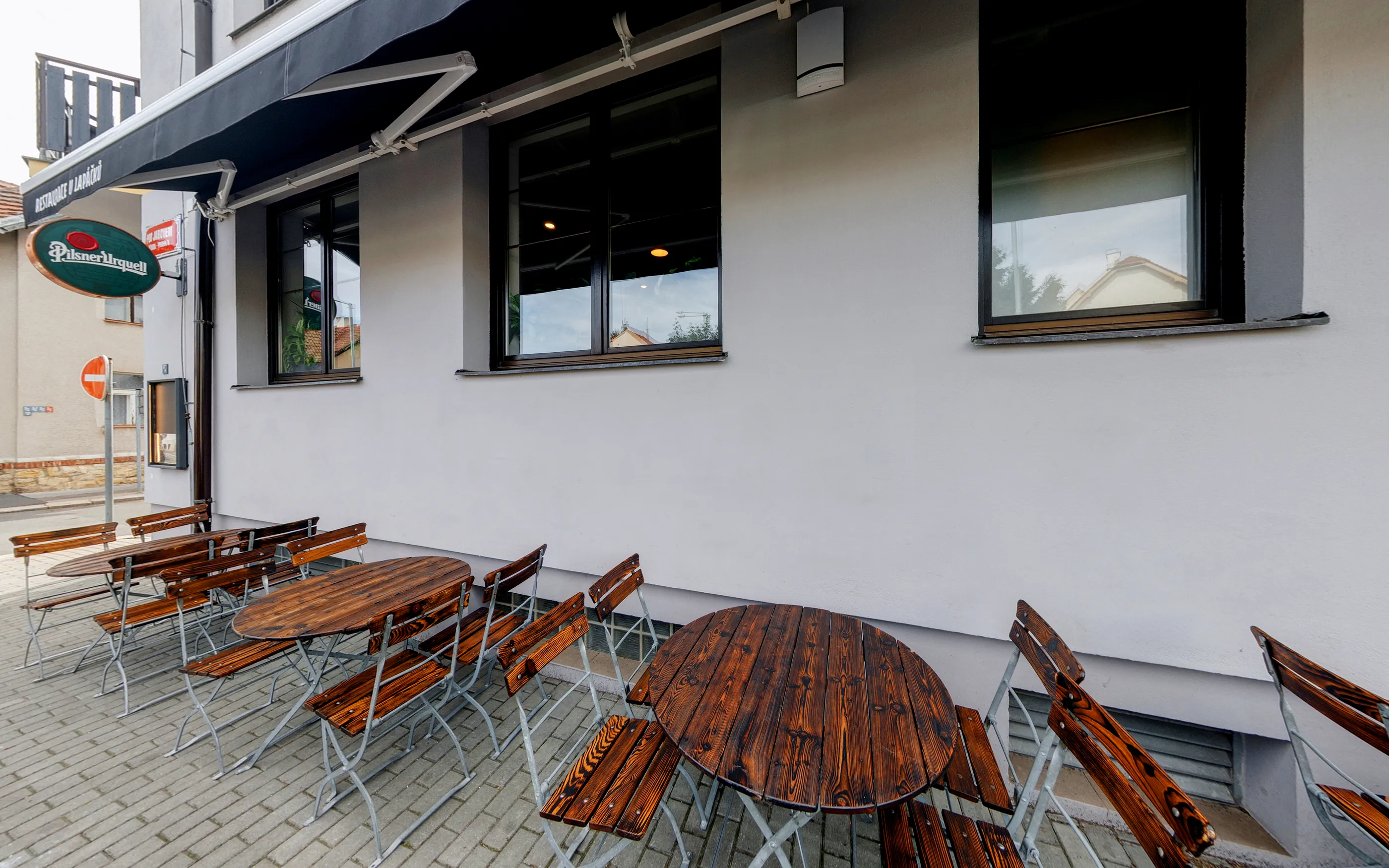Venkovní posezení před restaurací U Lapáčků